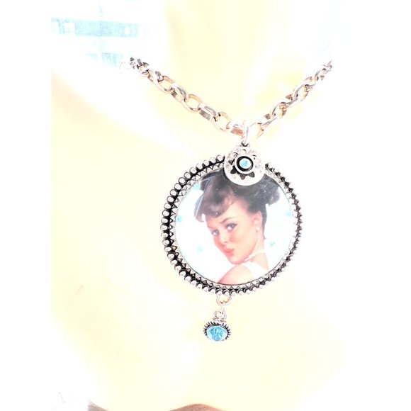 SELFIE Woman Pendant with Chain Necklace and Blue Imitation Crystals - Picture 4 of 4